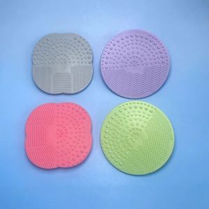 Almohadilla de silicona XG346 al por mayor para limpieza de brochas de maquillaje con ventosa para lápices de cejas y borlas de polvos - Product Image 3