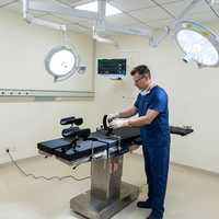Table d'opération électrique Lisen MX 6000 en acier inoxydable avec glissière de positionnement inversé Trendelenburg pour dialyse rénale