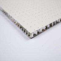 Faux plafond en aluminium carré au design moderne, grille ignifuge et étanche à l'humidité pour applications en atelier, derniers matériaux de construction