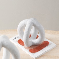 Artisanat en résine minimaliste Ornements circulaires croisés pour la décoration intérieure Stock Décoration d'armoire de table Sculpture en résine