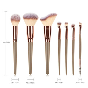 Juego de 7 <span class=keywords><strong>brochas</strong></span> de maquillaje diario con cerdas suaves que no irritan la piel, tubo de aluminio color oro rosa, adecuado <span class=keywords><strong>para</strong></span> todo el rostro. - Product Image 6