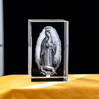 Cube de cristal K9 personnalisé en gros avec gravure laser 3D sous le surface de la Vierge Marie et Jésus-Christ pour souvenir d'église