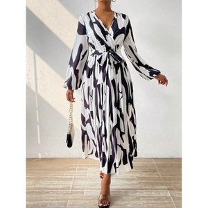 Robes personnalisées de haute qualité pour femmes, imprimées de fleurs, 100% polyester, printemps été, vacances, décontractées, manches longues, col en V, pressées - Product Image 5