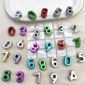 Perles numériques et alphabétiques métalliques mates en acrylique électroplaqué DIY de 500g - Product Image 1