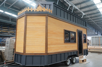 Maisonnette préfabriquée portable prête à être expédiée sur roues, design extensible avec salle de bain et cuisine, maisonnette moderne en bois sur remorque