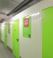 Unités de stockage modulaires préfabriquées avec cloisons en acier, serrure électronique, installation au sol pour location intelligente