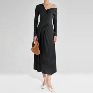 OUDINA Nuovo <span class=keywords><strong>Abito</strong></span> Lungo Elegante con <span class=keywords><strong>Spalle</strong></span> <span class=keywords><strong>Scoperte</strong></span>, Vestito da Donna Plissettato con Design Irregolare <span class=keywords><strong>in</strong></span> <span class=keywords><strong>Maglia</strong></span> Elasticizzata - Product Image 5