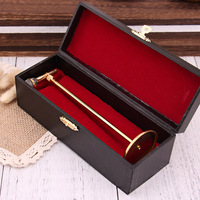 Mini microphone, ensemble d'instruments de petite taille (tambourin, timpani), pupitre de musique, accordéon, ornement - Emballage en boîte en cuir et cuivre