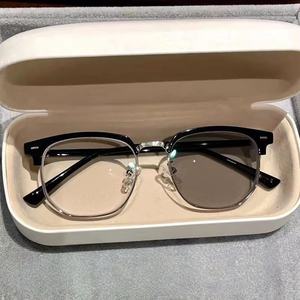 Monture de lunettes vintage pour homme 2025, anti-lumière bleue, lunettes d'ordinateur, mode rétro, rectangulaire, en acier inoxydable - Product Image 2