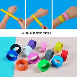 Toptan Ucuz Çevre Dostu Özel Logo Baskılı Çocuklar İçin Çıtçıtlı Bileklik Promosyon Silikon Şaplak Cetvel Bileklik - Product Image 2