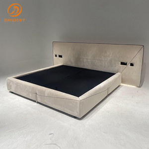 Cadre de lit moderne et luxueux de style européen minimaliste, taille Queen, avec tête de lit réglable rembourrée en mousse douce et cuir. - Product Image 1
