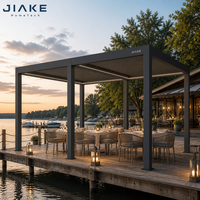 Commerciële aluminium louvre-pergola paviljoen voor aanlegplaats aan het meer, bootenhuis, restaurant, eetgedeelte met uitzicht op het water, terras en loungegedeelte