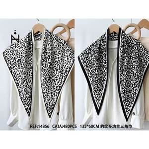 Bufanda triangular multifuncional de 135x60 cm con estampado de leopardo, accesorio de moda para el cuello - Product Image 3