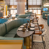 Ensemble de chaises et tables de restaurant commercial moderne JEILI avec banquette incurvée rembourrée pour projets de cafés de luxe