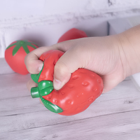 Op maat gemaakte PU-schuim rode aardbei-vormige fruit squishy knijp-speeltje anti-stressbal met aangepast logo - QF merk cadeau