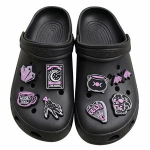 Pantuflas de Halloween con agujeros, estilo oscuro y moderno para mujeres y hombres, lindas, para interiores y exteriores, para todas las estaciones. - Product Image 1