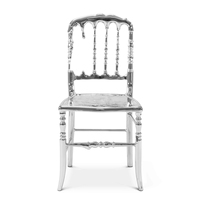 Chaise de luxe d'inspiration surréaliste avec un design métallique complexe et une élégance classique, prix abordable, chaise minimaliste argentée