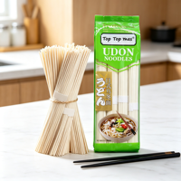 Authentieke traditionele dikke tarwenoedels voor Japanse thuiskeuken en restaurantgerechten, Japanse Udon-noedels