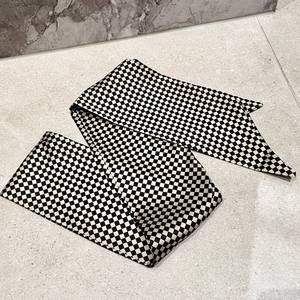 Pañuelo Largo de Seda para Mujer, Diseño a Cuadros Blanco y Negro, Accesorio de Moda Ligero, Estilo Elegante para Primavera/Verano - Product Image 4
