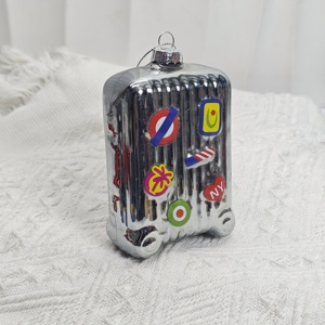 Décorations <span class=keywords><strong>en</strong></span> verre soufflé <span class=keywords><strong>de</strong></span> haute qualité, faites à la main, rouges/bleues/<span class=keywords><strong>argent</strong></span>ées, <span class=keywords><strong>en</strong></span> forme <span class=keywords><strong>de</strong></span> valise roulante, idéales pour les sapins <span class=keywords><strong>de</strong></span> Noël - Product Image 3