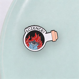 Épinglette en émail « Rat de laboratoire de sciences folles » pour veste, sac ou revers - Product Image 1