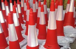 Dayanıklı plastik yol trafik güvenliği spor dikkat Pe koni PVC trafik kırmızı koni ile siyah taban 900mm 1000mm - Product Image 5