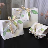 Sacs cadeaux en papier personnalisés classiques recyclables romantiques à fleurs imperméables réutilisables écologiques avec ruban et cordon de serrage rose clair pivoine