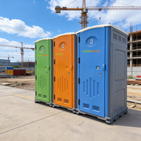 Unité de toilettes mobiles modernes prêtes à l'emploi en HDPE pour extérieur, atelier, écologiques, durables, double cabine, pour usage public