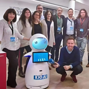 Service Robots Support Visitor Check-In Les robots éducatifs offrent un apprentissage du langage et du codage des mathématiques pour les entreprises et la maison - Product Image 4