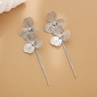Boucles d'oreilles Huggie en cuivre incrusté de diamants plaqués 18 carats de conception unique 2024 avec feuilles de gland et style religieux pour la fête