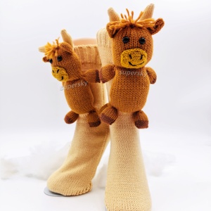 Calcetines de Piso Unisex con Diseño de Vaca de las Tierras Altas, Bordado 3D, Antideslizantes, Cálidos para Invierno, Multifuncionales para Uso Diario, Directo de Fábrica, MOQ Bajo - Product Image 5