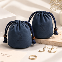 Pochette à bijoux en microfibre suédée bleu marine avec logo personnalisé, cordon de serrage, pompon à perles en bois, sac anti-poussière OEM