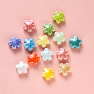 Perles de fleurs en céramique à 5 pétales, brillantes, en vrac, pour la fabrication de bracelets, accessoires de bijoux DIY, polies à la main, origine Yiwu - Product Image 3