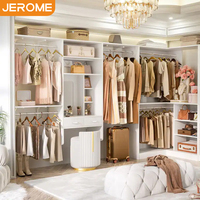 Système de dressing de luxe sur mesure pour chambre principale avec miroir intégré à un meuble de toilette et un range-chaussures