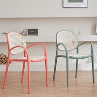 Chaise de salle à manger empilable en rotin plastique de style nordique avec dossier pour hôtel commercial et restaurant, usage intérieur