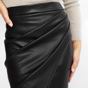 <span class=keywords><strong>Jupe</strong></span> mi-longue en <span class=keywords><strong>cuir</strong></span> pour femmes <span class=keywords><strong>Jupe</strong></span> fendue sexy à taille haute avec <span class=keywords><strong>fermeture</strong></span> éclair sur le <span class=keywords><strong>devant</strong></span> <span class=keywords><strong>Jupe</strong></span> pliée en faux <span class=keywords><strong>cuir</strong></span> noir pour femmes - Product Image 4