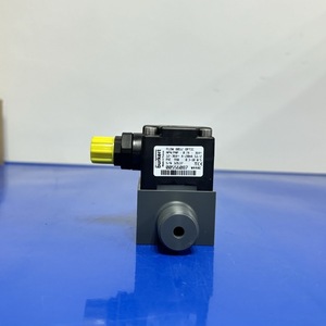 Débitmètre à turbine Burkert DN15 4-20mA pour la mesure des liquides, connexion filetée - Product Image 3