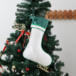 Calcetín Navideño Personalizable con Adornos de Santa Claus y Renos, Borde Festoneado, Calcetín Navideño de Terciopelo Verde y Blanco - Product Image 1