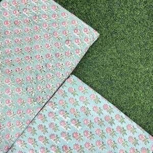 Tissu en coton imprimé à la main de qualité supérieure, vert mousse et rose blush, à petits motifs floraux, respirant, pour hommes et femmes - Product Image 4