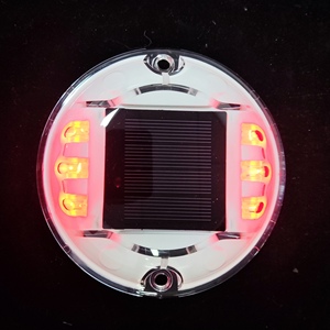 ไฟส่องถนนแบบโซลาร์ 6LED ทนทานต่อรังสียูวี ป้องกันแสงสะท้อน ไฟ LED สำหรับพื้นผิวทำจาก PC กันน้ำระดับ IP68 ใช้แบตเตอรี่แบบชาร์จไฟได้ เหมาะสำหรับใช้งานกลางแจ้ง - Product Image 1