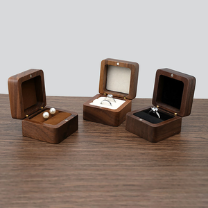 Caja de madera para anillos, joyero de nogal, caja de madera para anillos de compromiso, estuche para guardar alianzas de boda, pequeña caja de madera para bibelotes. - Product Image 2