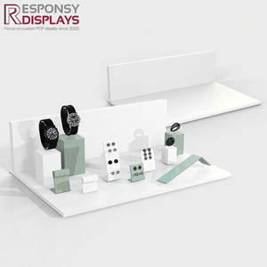 Un présentoir de comptoir en bois avec trois niveaux et panneau arrière pour la présentation de montres dans les bijouteries au détail - Product Image 4