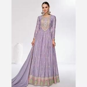 Elegante vestido Anarkali étnico indio Lila lavanda con bordado intrincado, Salwar y Dupatta a juego, perfecto para bodas - Product Image 4