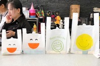 Sacs en HDPE personnalisés avec logo imprimé en flexographie, poignées gilet, recyclables pour supermarchés et courses