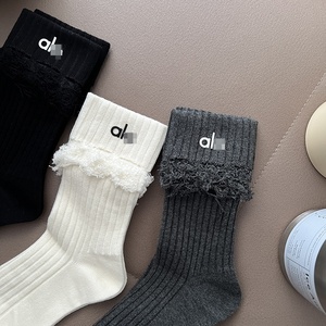 Chaussettes tricotées déchirées avec lettres estampées à chaud, décoratives, tendance, style Ins, mi-mollet, en coton absorbant la transpiration, pour influenceurs - Product Image 2