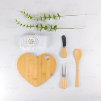 Mini plateau à fromage en bambou fait main en forme de cœur avec couteaux, cadeau personnalisé de remerciement pour une fête prénuptiale ou un mariage