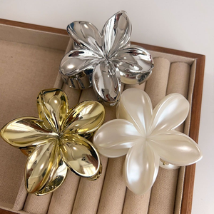 Qianjin Groothandel Glanzend Plumeria Bloem Haarklauw Clips Voor Vrouwen Nieuw Glanzend Oppervlak Ontwerp Grote Plastic Haaraccessoires - Product Image 1