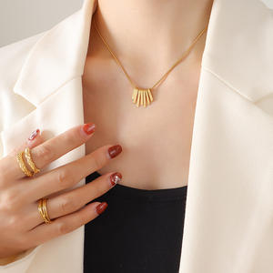 Collier en acier inoxydable plaqué or 18 carats avec petit pendentif rectangulaire pour femmes Cadeau - Product Image 6