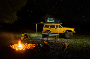 Tente de toit à coque dure triangulaire en aluminium double couche pour SUV Auvent arrière de voiture autonome <span class=keywords><strong>Compagnon</strong></span> d'aventure en plein air - Product Image 4