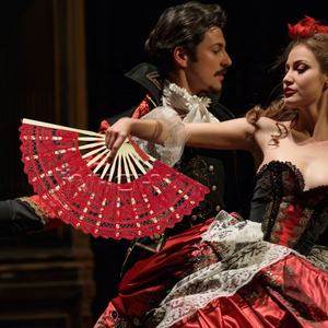 Nouvelle arrivée Éventail à main pliant en bambou et dentelle de 27cm Éventail cadeau de mariage avec pompon - Product Image 2